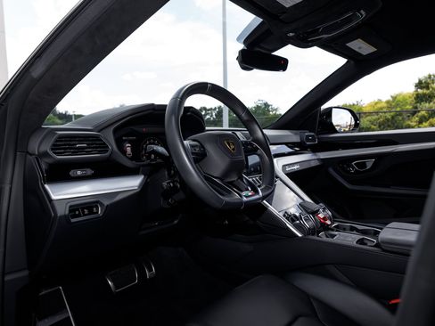 Used 2022 Lamborghini Urus AWD/4WD image 24