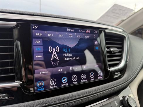 Used 2018 Chrysler Pacifica Limited FWD image 35