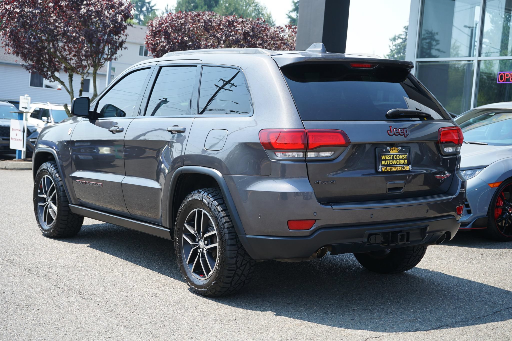 Used 2018 Jeep Grand Cherokee Trailhawk w/ Trailhawk Luxury Group AWD/4WD image 3