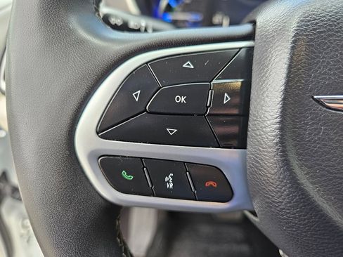 Used 2023 Chrysler Pacifica Touring-L FWD image 22