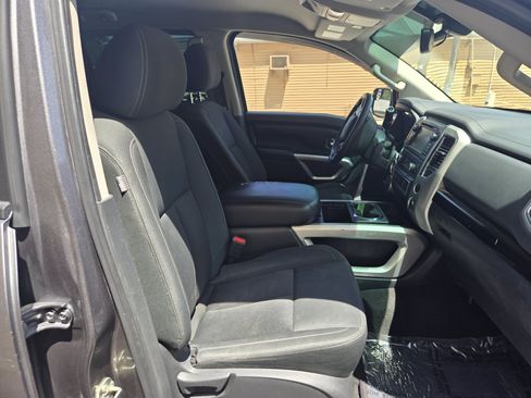 Used 2017 Nissan Titan SV AWD/4WD image 9