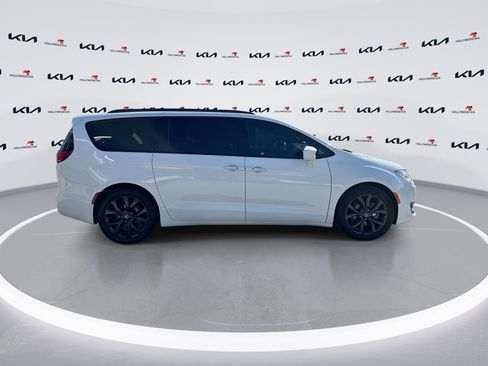 Used 2020 Chrysler Pacifica Touring-L Plus w/ S Appearance Package FWD image 9