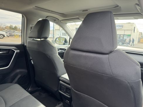 Used 2021 Toyota RAV4 XLE image 17