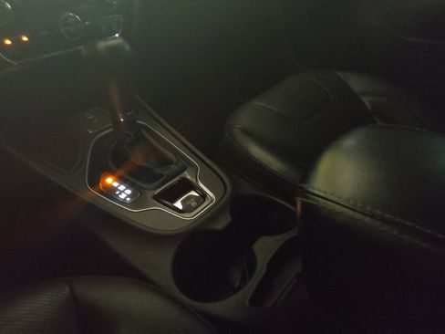 Used 2019 Jeep Cherokee Limited FWD image 26