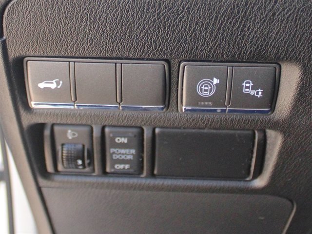 Used 2017 INFINITI QX80 4WD w/ Driver Assistance Package image 16