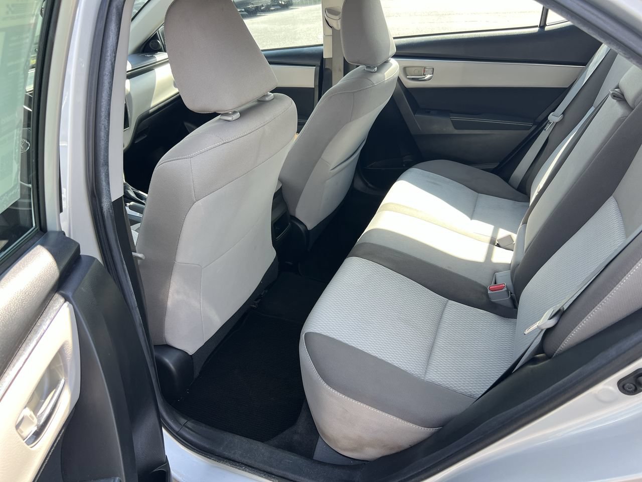 Used 2018 Toyota Corolla LE FWD image 32