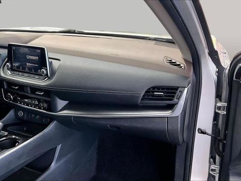 Certified 2023 Nissan Rogue SV FWD image 18
