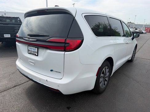 Used 2024 Chrysler Pacifica Limited FWD image 6