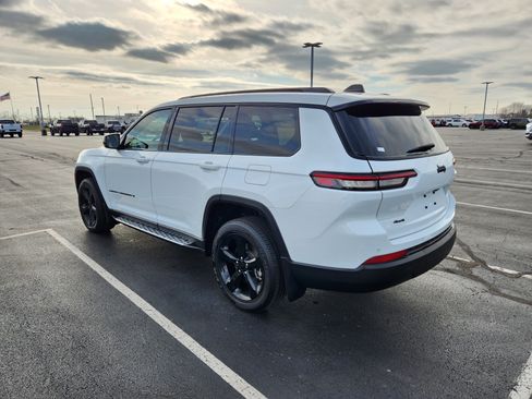 Used 2023 Jeep Grand Cherokee L Laredo image 5