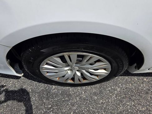 Used 2012 Toyota Camry LE FWD image 17