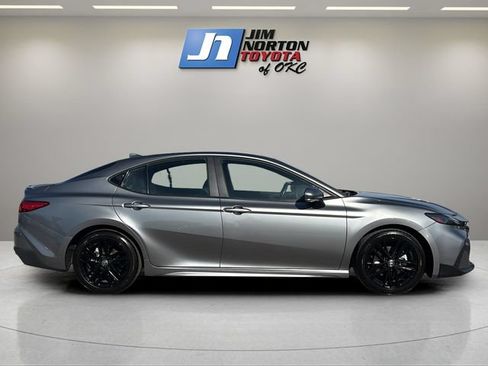 Used 2025 Toyota Camry SE FWD image 4
