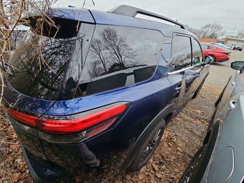 Used 2025 Nissan Pathfinder SV image 5