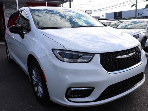Used 2026 Chrysler Pacifica Limited FWD image 7