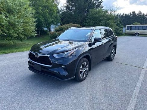 Used 2022 Toyota Highlander XLE AWD/4WD image 7