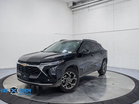 Used 2025 Chevrolet Trax LT w/ Driver Confidence Package image 3