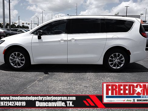 New 2027 Chrysler Pacifica Select AWD/4WD image 2