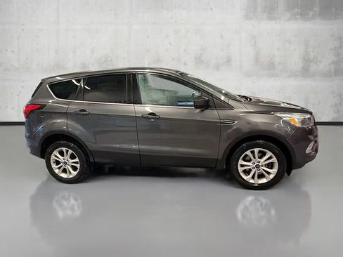 Used 2019 Ford Escape SE image 4