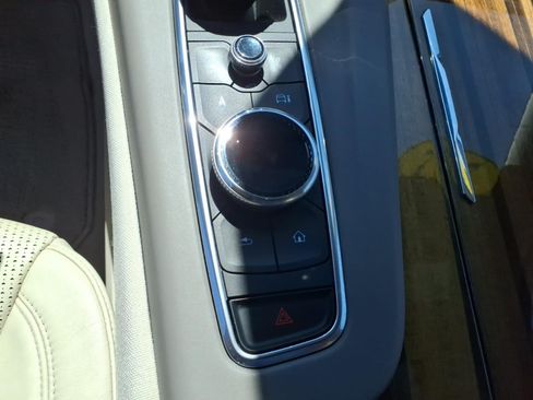 Certified 2022 Cadillac Escalade ESV Premium Luxury Platinum AWD/4WD image 25