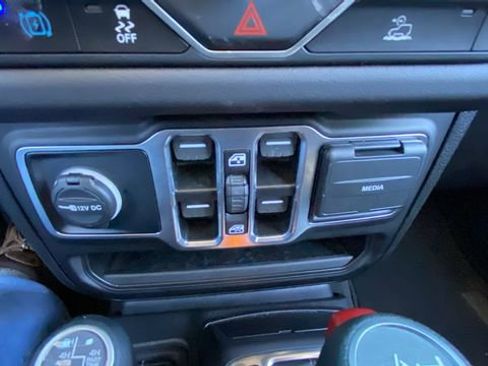 Used 2025 Jeep Wrangler Unlimited Sahara image 28