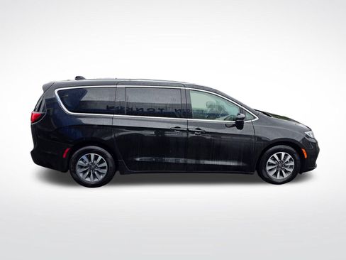 Used 2023 Chrysler Pacifica Touring-L FWD image 4