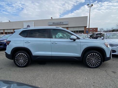 Certified 2025 Volkswagen Taos SE w/ Panoramic Sunroof Package image 2