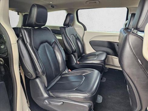 Used 2023 Chrysler Pacifica Touring-L FWD image 20