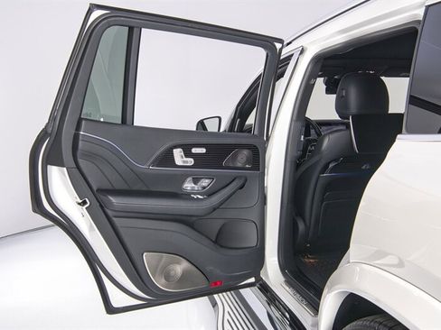 Used 2024 Mercedes-Benz Maybach GLS 600 4MATIC image 34