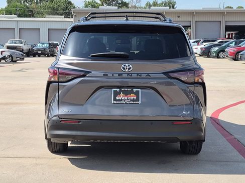 Certified 2025 Toyota Sienna XLE FWD image 5