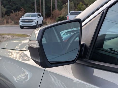 Used 2024 GMC Terrain SLT image 25