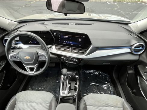 Certified 2024 Chevrolet Trax LT w/ Sunroof Package image 11