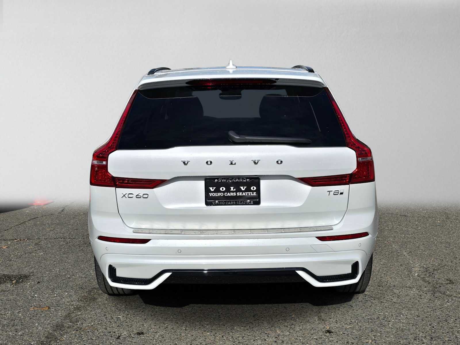 Used 2025 Volvo XC60 T8 Plus w/ Protection Package Premier AWD/4WD image 4