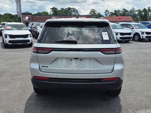 Used 2025 Jeep Grand Cherokee Altitude AWD/4WD image 3