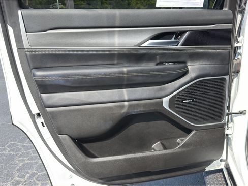 Used 2025 Jeep Wagoneer Series II AWD/4WD image 36