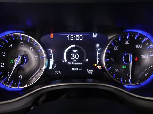 Used 2024 Chrysler Pacifica Touring-L w/ Uconnect Theater Family Group FWD image 4