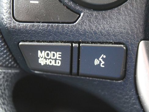 Used 2018 Toyota RAV4 LE FWD image 26
