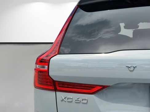 Used 2025 Volvo XC60 B5 Plus w/ Protection Package Premier AWD/4WD image 10