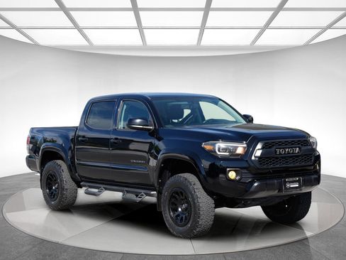 Used 2017 Toyota Tacoma SR5 w/ Tow Package RWD image 5