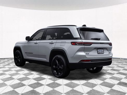 Used 2023 Jeep Grand Cherokee Limited w/ Black Appearance Package image 9