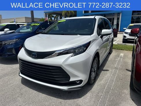 Used 2025 Toyota Sienna XLE FWD image 3