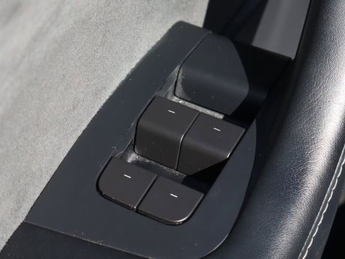 Used 2023 Tesla Model Y Long Range image 17