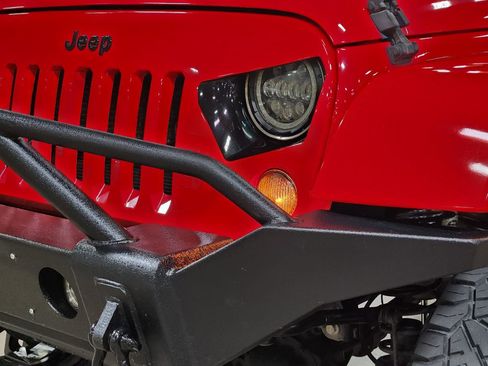 Used 2017 Jeep Wrangler Unlimited Sahara w/ Connectivity Group AWD/4WD image 14