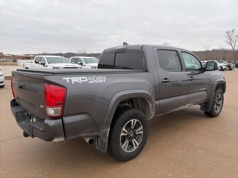 Used 2017 Toyota Tacoma TRD Sport w/ Tow Package (A/T) image 3