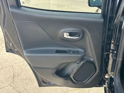 Used 2017 Jeep Renegade Altitude FWD image 22