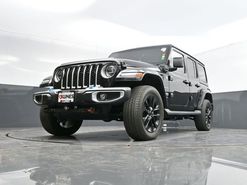 Used 2022 Jeep Wrangler Unlimited Sahara w/ Cold Weather Group image 33