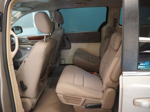 Used 2009 Chrysler Town & Country Touring FWD image 18