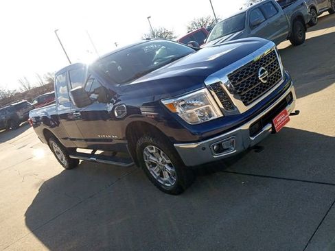 Used 2017 Nissan Titan SV image 3
