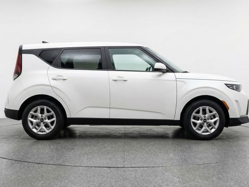 Used 2025 Kia Soul LX w/ LX Technology Package FWD image 11