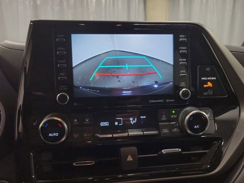 Used 2021 Toyota Highlander XLE image 17