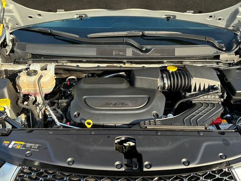 Used 2024 Chrysler Pacifica Touring-L image 9