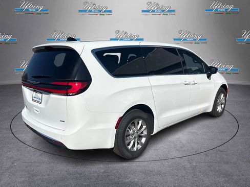 New 2026 Chrysler Pacifica Select image 3